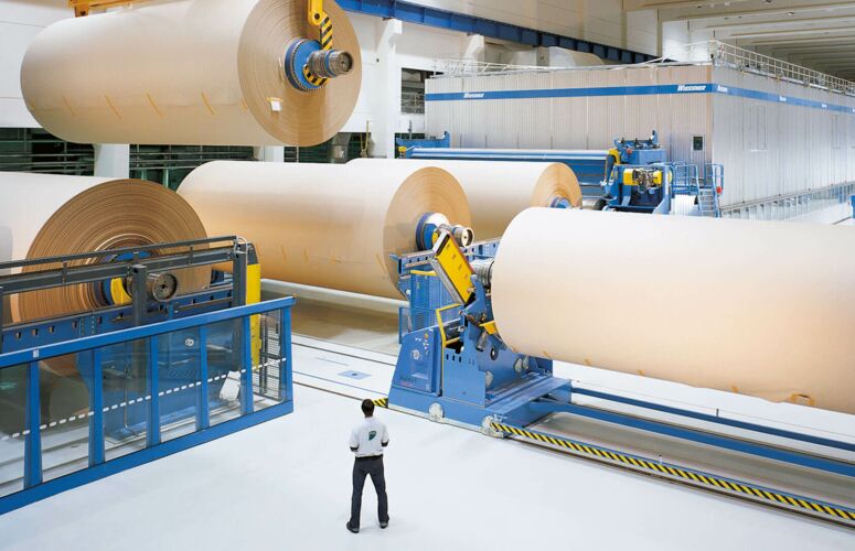 Palm Papierfabrik, Foto in Fabrikhalle mit riesigen Papierrollen