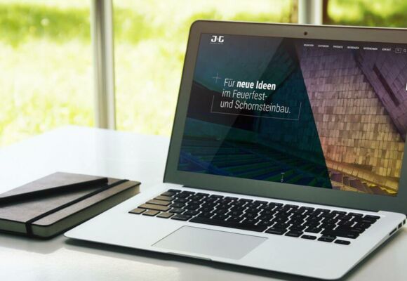 J+G responsives Webseitendesign, Startseite von Jünger + Gräter auf MacBook auf einem Schreibtisch