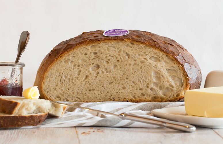 Sehne Headerbild: Stillleben aus angeschnittenem Brot mit Butter und Marmelade
