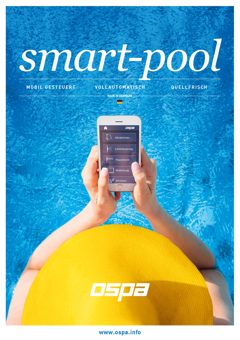 Ospa Anzeigenkampagne: Frau mit Sonnenhut, die vor einem Ospa-Pool sitzt und die Ospa-Anwendungen auf ihrem Handy bedient