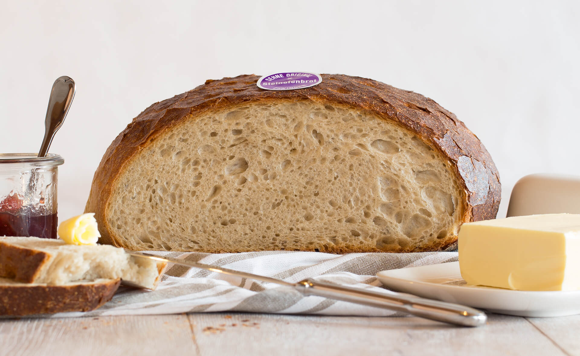 Sehne Headerbild: Stillleben aus angeschnittenem Brot mit Butter und Marmelade